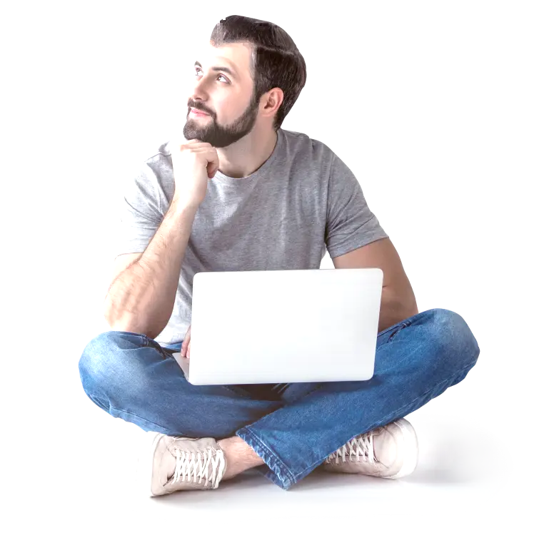 hombre sentado con laptop